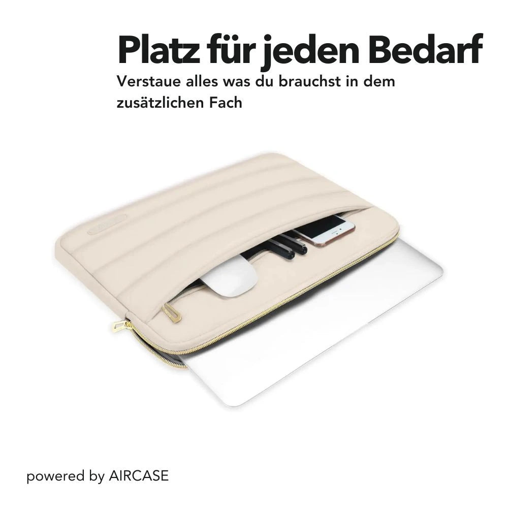 Beige AIRCASE-Notebook-Hülle mit geöffnetem Zusatzfach, das Platz für Zubehör wie Maus, Stifte und Smartphone bietet. Darunter ragt ein Laptop hervor. Text: 'Platz für jeden Bedarf – Verstaue alles, was du brauchst, in dem zusätzlichen Fach